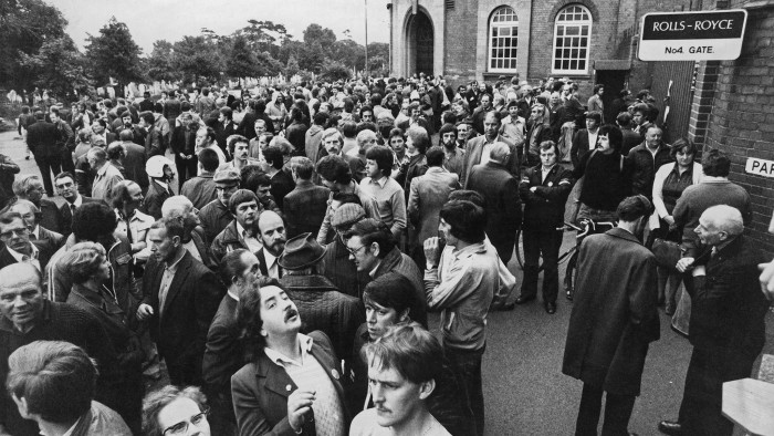 Workers locked out of the Parkside works of the Rolls-Royce Limited Aero Division in Coventry during an industrial dispute, 19th September 1979. (Photo by Aubrey Hart/Evening Standard/Hulton Archive/Getty Images)