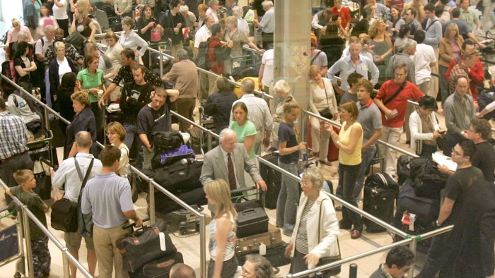 QUEUES AS FLIGHTS RESUME AT HEATHROW FOLLOWING AIR TRAFFIC PROBLEMS...Passengers queue to check-in for their flights at Heathrow airport, west London, June 3, 2004. A computer failure that briefly grounded all aircraft in Britain at the peak morning time caused airport chaos on Thursday and raised further questions about the state of the country's transport infrastructure. REUTERS/Toby Melville