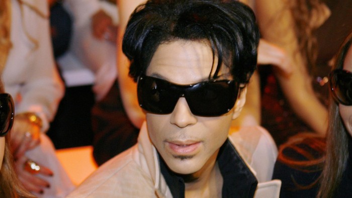 Milan, ITALY:  US singer Prince is pictured during Italian fashion house Gianni Versace show during the Spring/Summer 2007 women's collections, 29 September 2006 in Milan. AFP PHOTO  (Photo credit should read STR/AFP/Getty Images)