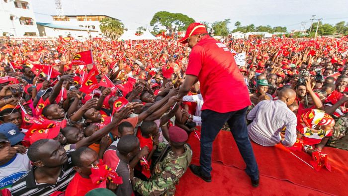 Kenya's President Uhuru Kenyatta greets Jubilee Party supporters during a campaign rally at Tononoka grounds in Mombasa, Kenya August 2, 2017. Presidential Press Service/Handout via REUTERS ATTENTION EDITORS - THIS IMAGE WAS PROVIDED BY A THIRD PARTY. NO RESALES. NO ARCHIVES