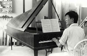 Tan playing the fortepiano in 1983