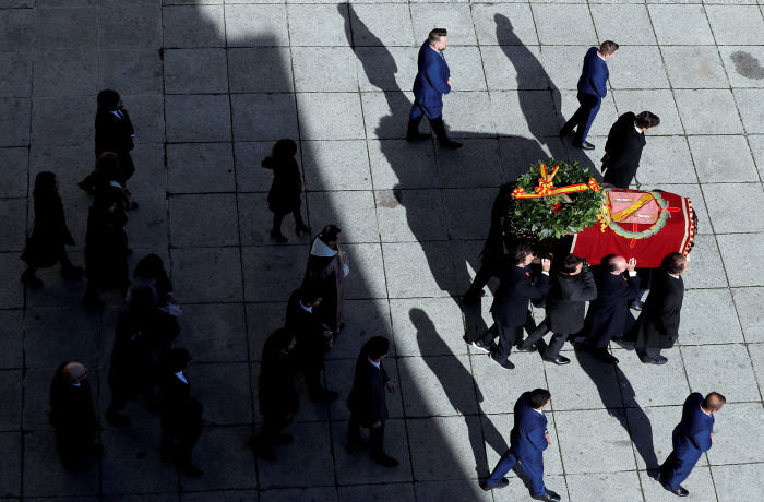 SAN LORENZO DE EL ESCORIAL, SPAIN ‚Äì OCTOBER 24: Family members carry the coffin of Francisco Franco out of the basilica of the Valley of the Fallen mausoleum to a hearse during the exhumation of the Spanish dictator on October 24, 2019 in San Lorenzo de El Escorial, Spain. Francisco Franco, Spain's fascist dictator, who died in 1975, is being exhumed from his purpose-built mausoleum, the Valley of the Fallen. His remains are being transferred to the crypt in Mingorrubio state cemetery where his wife is buried. (Photo by Emilio Naranjo ‚Äì Pool/Getty Images)