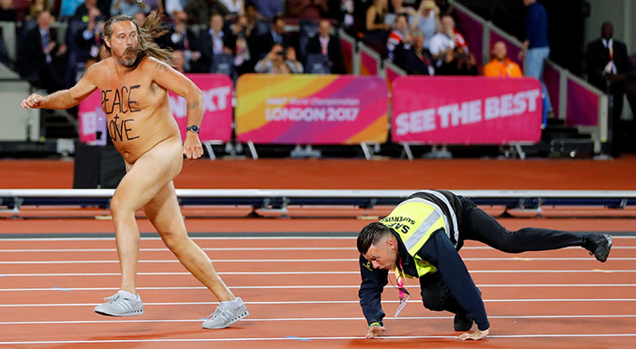 Athletics - World Athletics Championships - London Stadium, London, Britain ñ August 5, 2017. A streaker is chased by a steward after invading the track. REUTERS/Kai Pfaffenbach TPX IMAGES OF THE DAY - UP1ED851MZD63