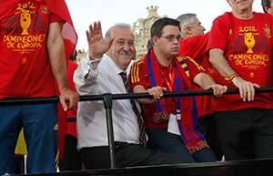 Del Bosque and his son Alvaro celebrate the Euro win