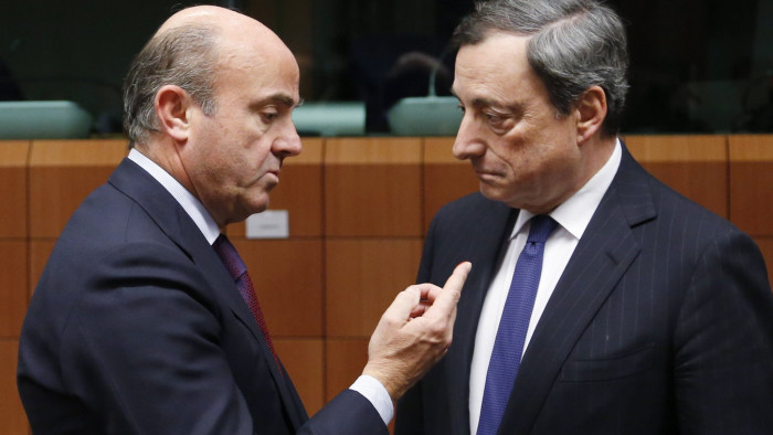 Spain's Economy Minister Luis de Guindos talks to European Central Bank (ECB) President Mario Draghi (R) during a eurozone finance ministers meeting in Brussels December 17, 2013. Euro zone finance ministers face difficult talks over their plans for a banking union on Tuesday, including how to pay for the winding up of troubled banks, a deeply divisive issue on which Germany has dug in its heels. REUTERS/Francois Lenoir (BELGIUM - Tags: POLITICS BUSINESS) - GM1E9CI09ZQ01