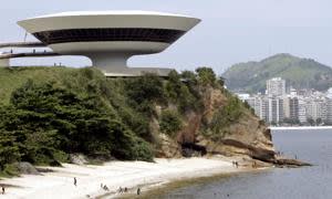 A view of the Contemporary Art Museum (MAC) designed by architect Oscar Niemeyer in Niteroi city near Rio de Janeiro February 7, 2006. Niemeyer designed the MAC, a giant replica of a flying saucer resting on a cement pedestal, in the 1990s. REUTERS/Sergio Moraes