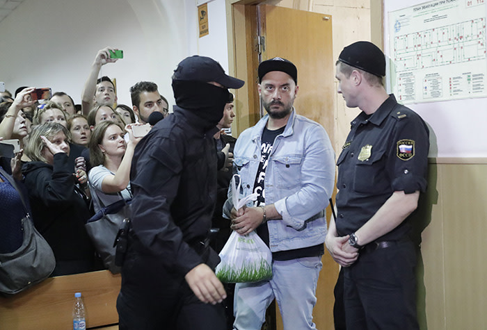 Russian theatre director Kirill Serebrennikov (2nd R), who was detained and accused of embezzling state funds, is escorted inside a court building upon his arrival for a hearing on his detention in Moscow, Russia August 23, 2017. REUTERS/Tatyana Makeyeva - UP1ED8N0QMWIA