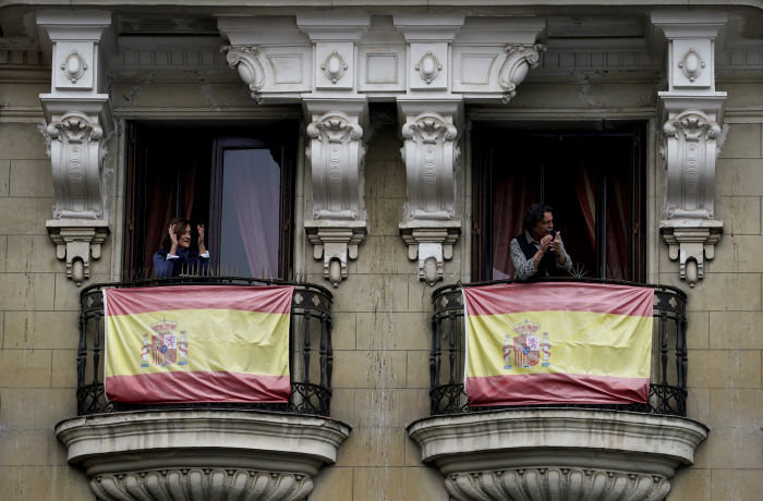 People confined in their homes applaud from their balconies in support of healthcare workers during the lockdown amid the coronavirus disease (COVID-19) outbreak in Madrid, Spain, April 4, 2020. REUTERS/Juan Medina