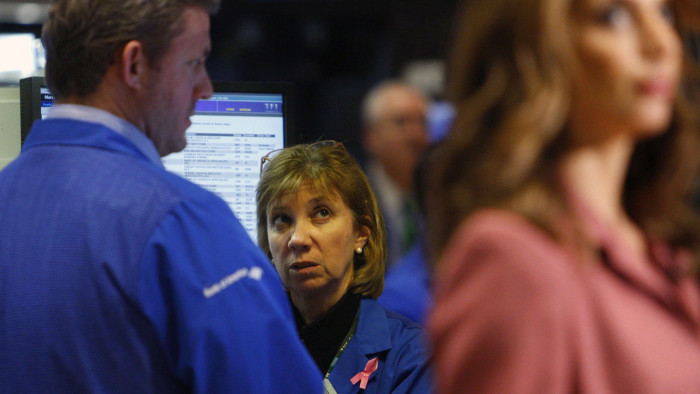 Traders work on the floor of the New York Stock Exchange, December 1, 2008. U.S stocks stayed near session lows on Monday after Federal Reserve Chairman Ben Bernanke said that the U.S. economy remained under considerable stress. REUTERS/Brendan McDermid (UNITED STATES) - GM1E4C20JMT01