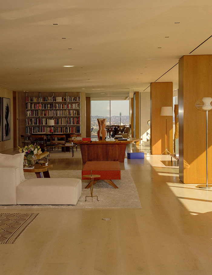 Los Angeles, CA. Nakashima table and Picasso [title?] vase in open plan living room (C) Molly Matalon for the FT