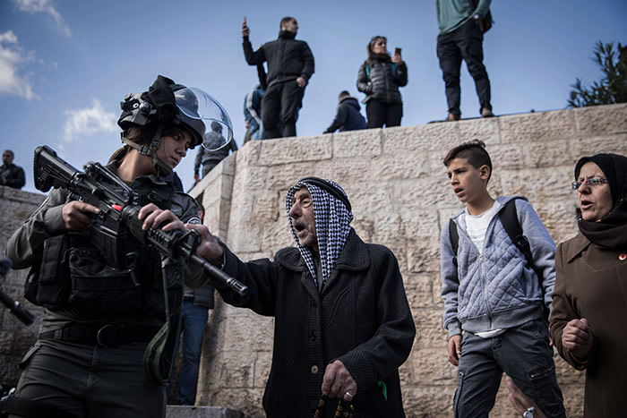 dpatop - An elderly Palestinian touches a female Israeli border police officer during a protest at the Damascus Gate of the Old City of Jerusalem, 07 December 2017. US President Trump's recognition of Jerusalem as the capital of Israel has drawn widespread international condemnation and anger. Photo: Oren Ziv/dpa