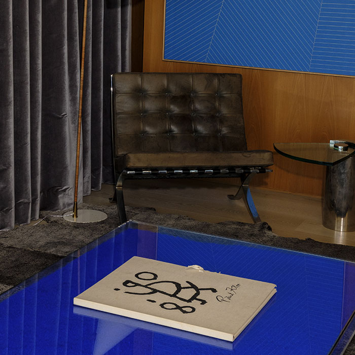 Mies van der Rohe Barcelona Chair; Yves Klein Table Bleue (C) Molly Matalon for the FT