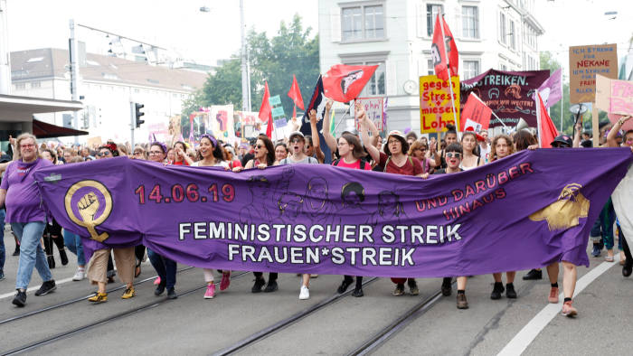 Protesters carry banners and placards at a demonstration during a women's strike (Frauenstreik) in Zurich, Switzerland June 14, 2019. REUTERS/Arnd Wiegmann - RC11FF92F000