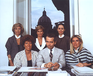1986: Lagerfeld surrounded by the five Fendi sisters (Paola, Anna, Franca, Carla and Alda)
