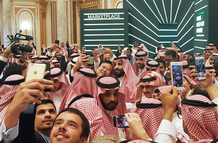Saudi Arabia's Crown Prince Mohammed bin Salman poses for a selfie during the Future Investment Conference in Riyadh, Saudi Arabia. October 23, 2018. REUTERS/Stephen Kalin - RC13EF7C7C10
