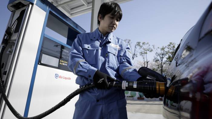 An employee inserts the nozzle of a hydrogen pump into a Toyota Motor Corp. Mirai fuel-cell vehicle (FCV) during a demonstration at the Kawasaki Hydrogen Station, operated by Air Liquide Japan Ltd., in Kawasaki, Kanagawa Prefecture, Japan, on Friday, March 30, 2018. The station is located adjacent to Air Liquide’s Kawasaki Oxyton production site between Tokyo and Kanagawa. Photographer: Kiyoshi Ota/Bloomberg