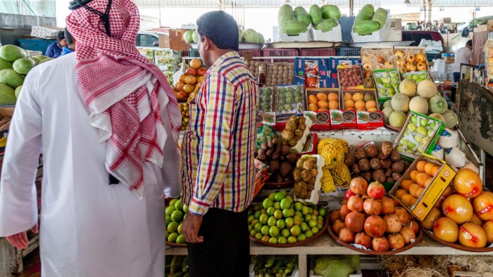 FDF8E4 A Local Qatari Man Shopping In The Municipal Market, Doha, Qatar