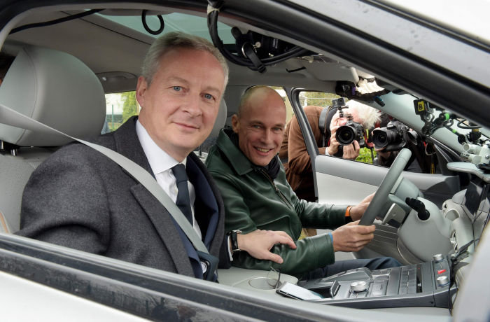 Swiss aviator and Chairman of the Solar Impulse sun-powered aircraft company Bertrand Piccard (R) poses with French Economy and Finance Minister Bruno Le Maire (L), upon his arrival at the Paris Inovation campus of Air Liquide in Les Loges-en-Josas, west of Paris, on November 26, 2019 during his distance record attempt with one fill up aboard an hydrogen vehicle. (Photo by ERIC PIERMONT / AFP) (Photo by ERIC PIERMONT/AFP via Getty Images)