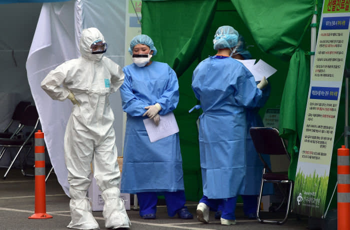 South Korean medical workers wear protective gear at a separated clinic center for MERS at Konkuk University Hospital in Seoul on June 24, 2015. Two major hospitals in South Korea's capital suspended services to patients on June 24 in a bid to stop the spread of MERS after four new cases of the deadly virus were reported. AFP PHOTO / JUNG YEON-JE (Photo credit should read JUNG YEON-JE/AFP via Getty Images)