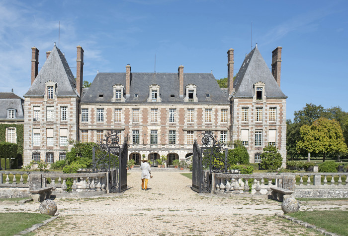 Valentine de Ganay in front of the chateau of Courances.