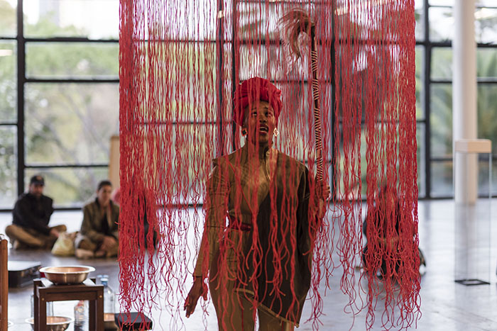 Performance de Lhola Amira na exposição de Wura-Natasha Ogunji. Abertura para convidados da 33a Bienal de São Paulo. © Leo Eloy / Estúdio Garagem / Fundação Bienal de São Paulo