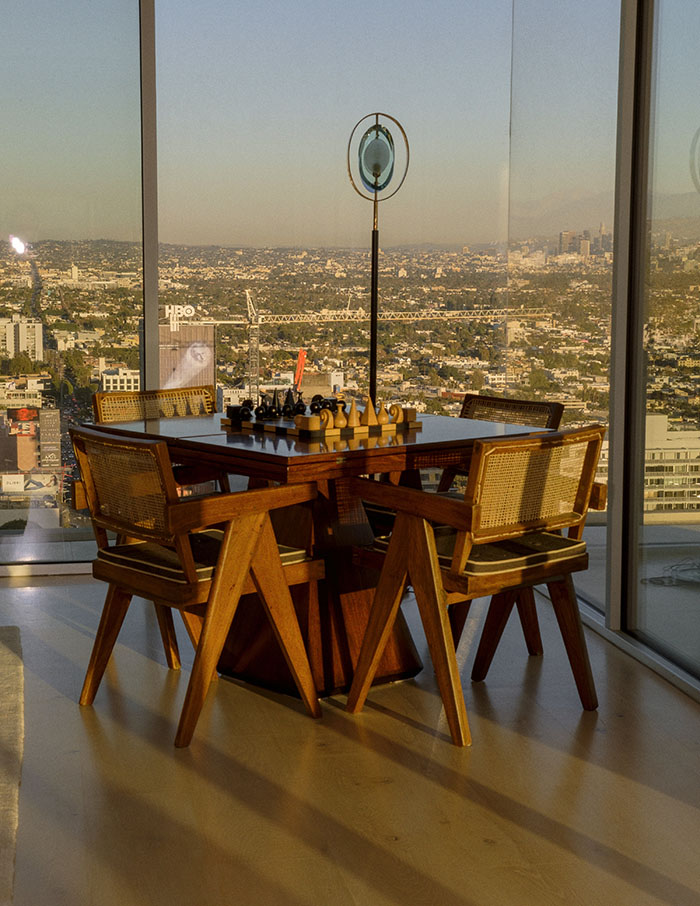 Los Angeles, CA. Pierre Jeanneret chairs, Fratelli Saporiti table ; Man Ray edition, Chess Set. (C) Molly Matalon for the FT