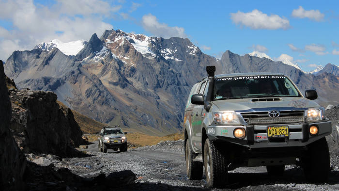 Driving in the 4x4s across the Huascarán national park