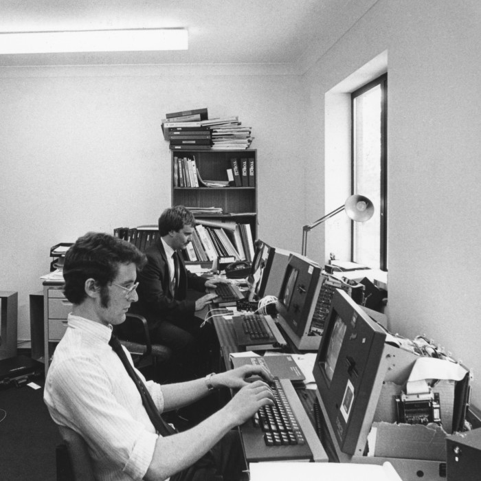 IngÃ©nieurs en informatique au travail dans une sociÃ©tÃ©s basÃ©es sur le site de recherche du Cambridge Science Park en septembre 1984, Royaume-Uni. (Photo by Xavier TESTELIN/Gamma-Rapho via Getty Images)