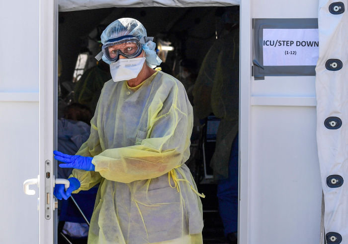 A doctor from the medical staff leaves the Intensive Care Unit tent on April 2, 2020 at the operative field hospital for coronavirus patients, financed by US evangelical Christian disaster relief NGO Samaritans Purse, outside the Cremona hospital, Lombardy. - Fully operational, the structure consist of 15 tents, 60 beds, 8 of which in intensive care. (Photo by MIGUEL MEDINA / AFP) (Photo by MIGUEL MEDINA/AFP via Getty Images)