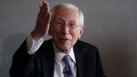 Stanley Fischer, vice chairman of the U.S. Federal Reserve, gestures while speaking during the Bank of England's "Independence - 20 Years On" conference at Fishmongers' Hall in the City of London, U.K., on Thursday, Sept. 28, 2017. The conference marks two decades of independence from the government. Photographer: Simon Dawson/Bloomberg