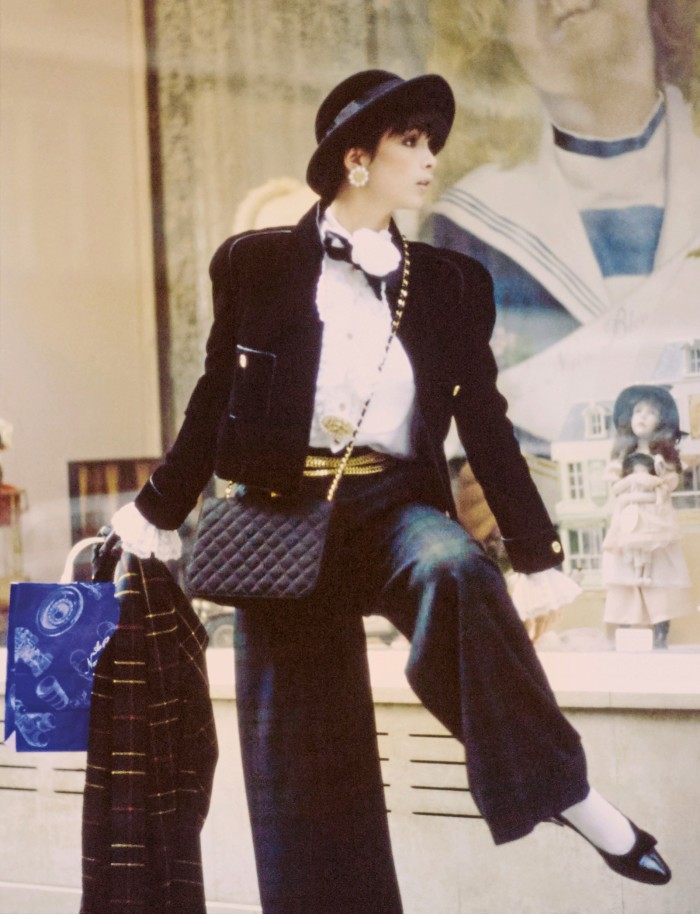 Model Linda Spierings wears a velvet Chanel jacket in 1984 