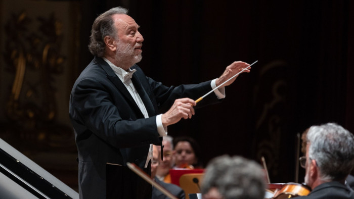Riccardo Chailly in white tie conducting the Teatro alla Scala orchestra