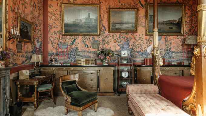 e Gournay’s wallpaper in the Howard Bedroom at Belvoir Castle