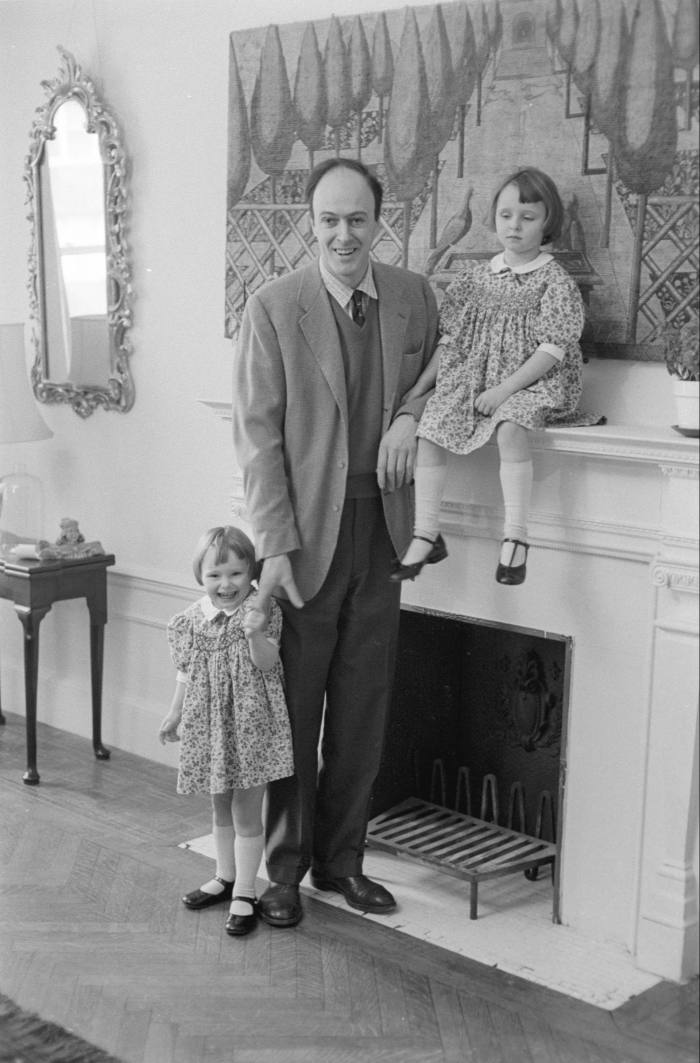 Dahl at home with his daughters Tessa and Olivia in 1960