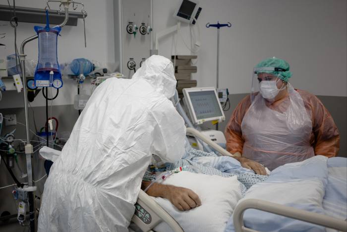 Senior physician Katharina Lenherr (right) at an intensive care unit at Rosenheim hospital. ‘When the first patient died, it was one of my most emotional moments,’ she says
