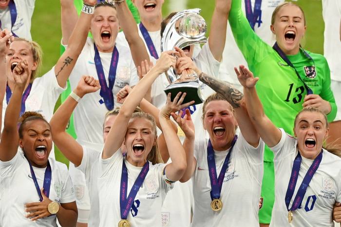 Leah Williamson lifts the Euro 2022 trophy 