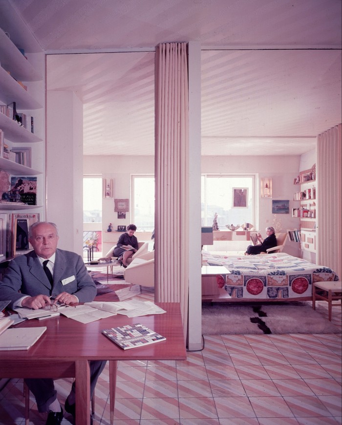 Gio Ponti in his Via Dezza apartment with his wife and daughter