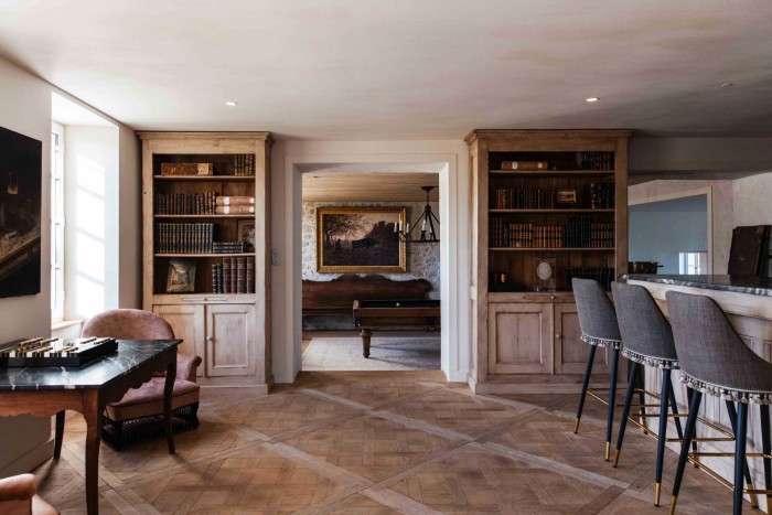 The library bar at Maison Dubreuil