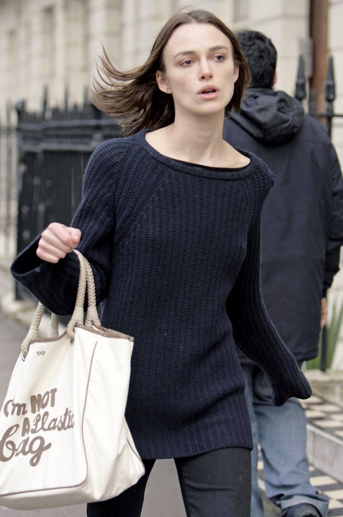 Keira Knightley with the original Anya Hindmarch I Am Not a Plastic Bag in 2007