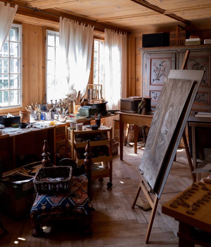 The painting atelier of Setsuko, who is also a ceramicist
