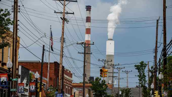 Carbon challenge: A US coal power station along the Allegheny River, near Pittsburgh