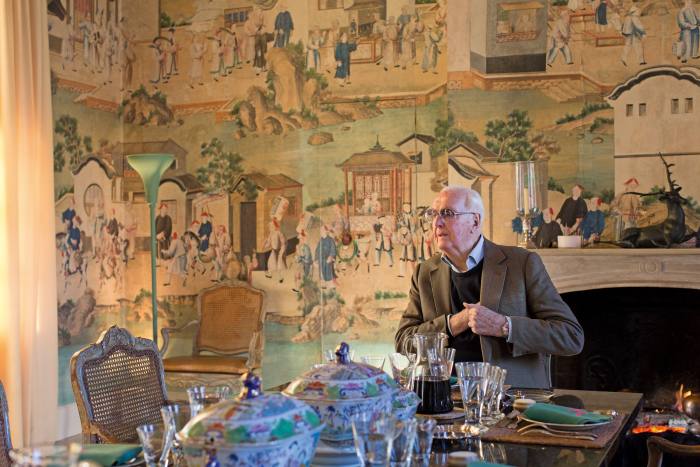 Hubert de Givenchy’s dining room is adorned with 18th-century Chinese paper and a brightly coloured Compagnie des Indes porcelain service