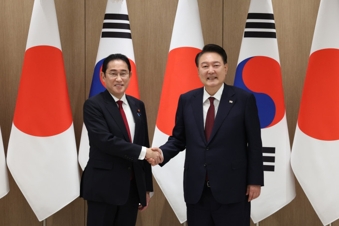 Japan’s Prime Minister Fumio Kishida, left, with Yoon Suk Yeol on Sunday