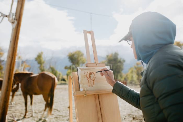 An artists’ workshop run by Jill Soukup, painting horses from live models