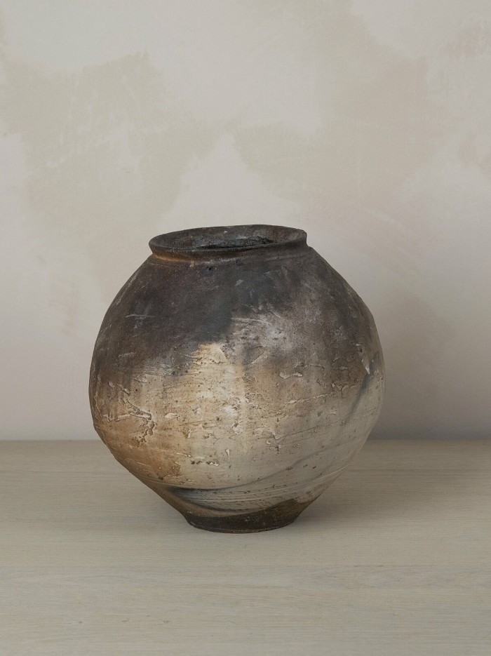 A large tsubo jar by Japanese ceramicist Atsushi Ogata at Mjölk 