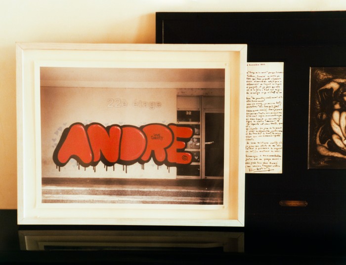 A photograph by Saraiva beside a letter by Pierre Molinier to André Breton
