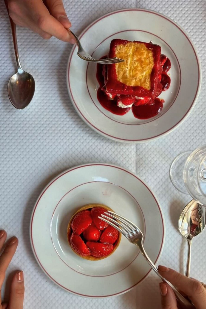 Desserts include strawberry and raspberry tartlet, and le feuilleté aux framboises