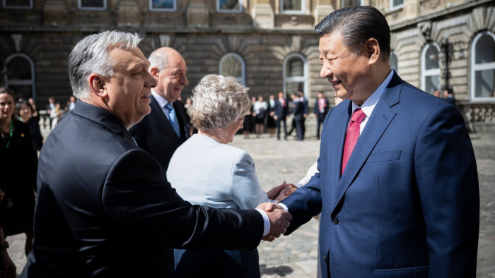 Viktor Orbán shakes hands with Xi Jinping 