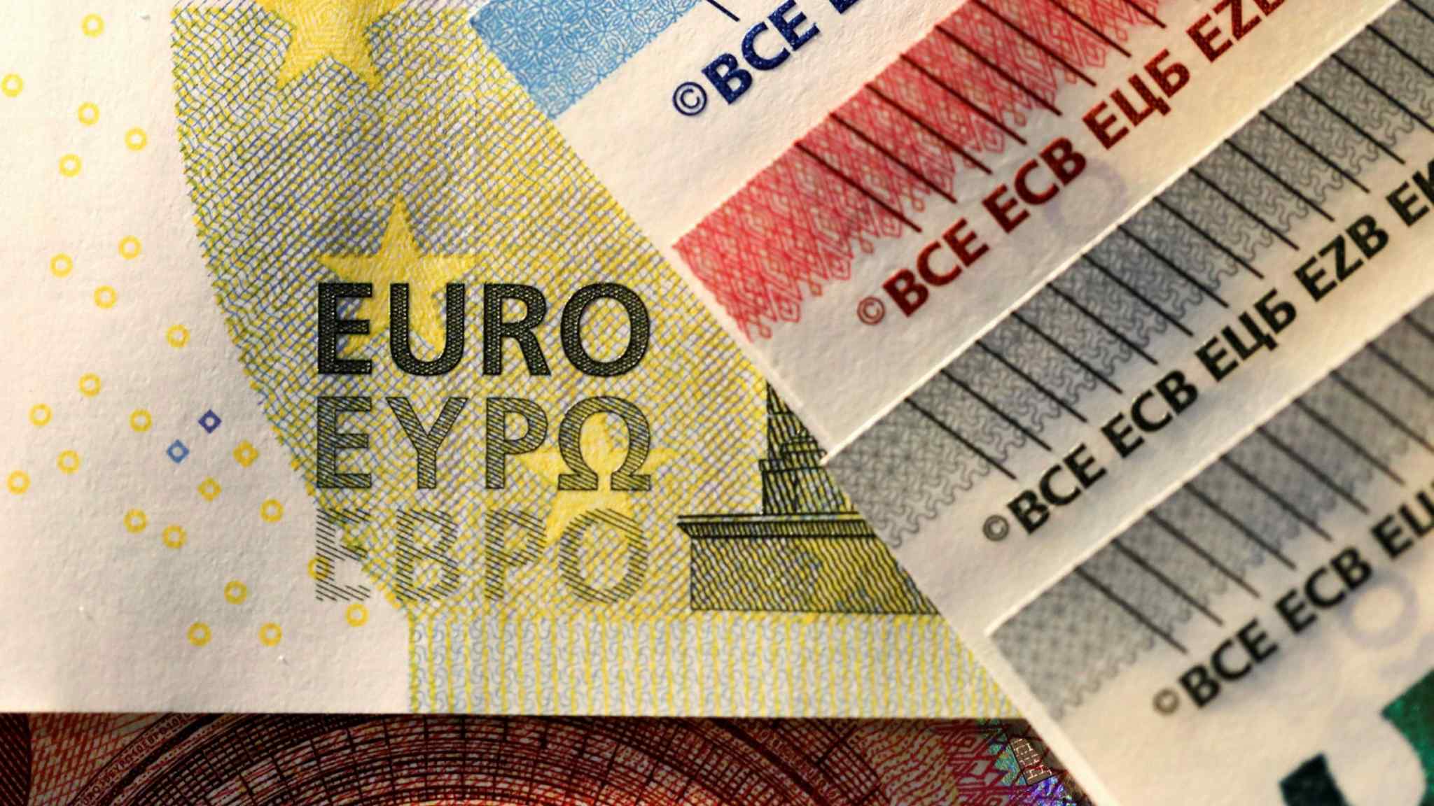 Live news updates: Risk of recession sends euro to 20-year low against dollar