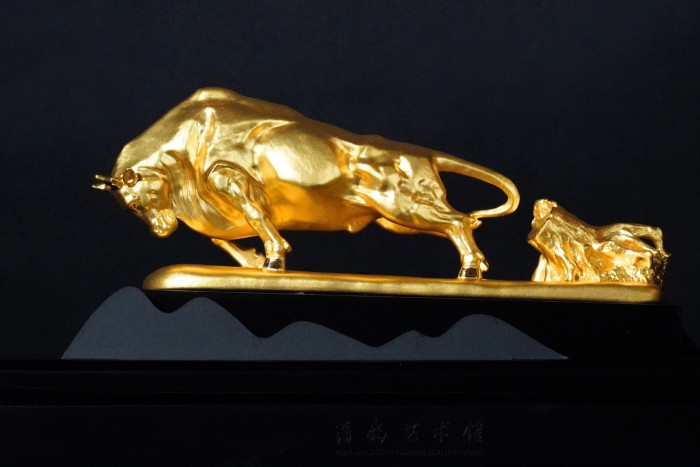 A gold bull on display at the Shenzhen Jewelry Museum 